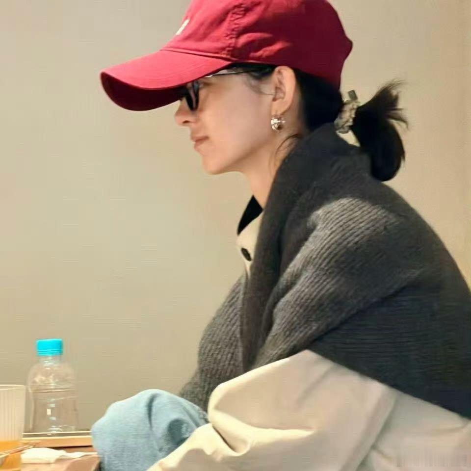 近日，有网友在上海某咖啡店偶遇演员赵丽颖。她与友人素颜聊天约两小时，状态放松自然