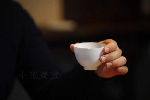 有些人在矛与盾的两边呆着，喜欢与别人和这个世界针锋相对；有些人呆在矛与盾的中间地