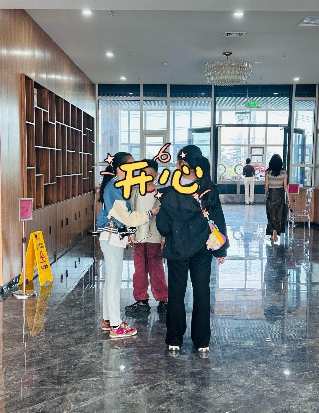 假日爬山游玩，森林氧吧，登高望远，养生路线。赶大集喝羊汤，接地气。海军公园，