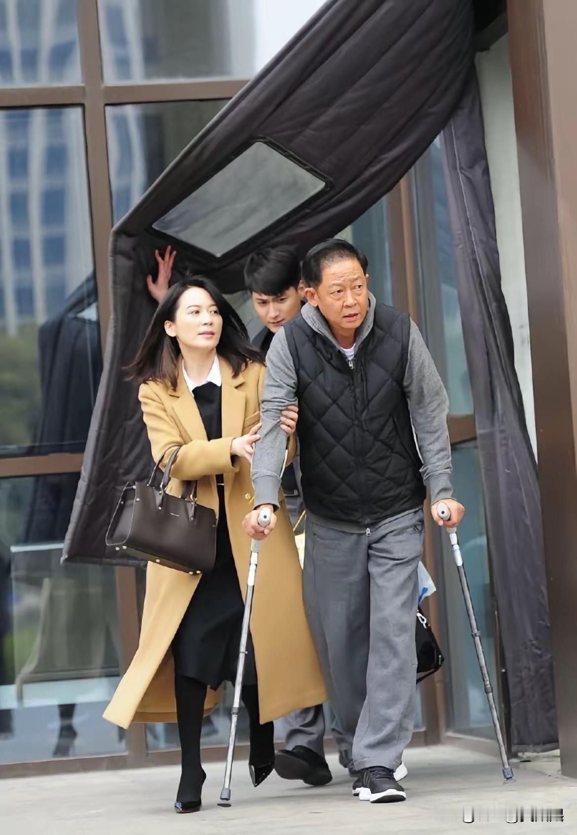 王志文旁边这个美女看着好眼熟，就是叫不出名字来！[捂脸哭][捂脸哭]