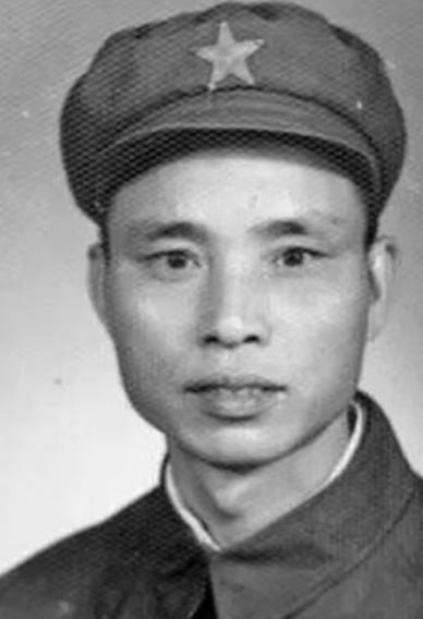 1951年，一位志愿军战士拿着刚缴获的美式重机枪，向敌人射击却发现怎么都打不中，