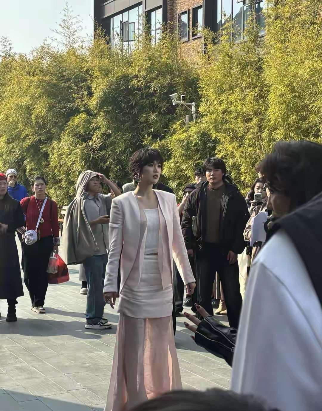 妈呀！姚安娜在景德镇被偶遇，又高又瘦似超模，颜值爆表美到晃眼