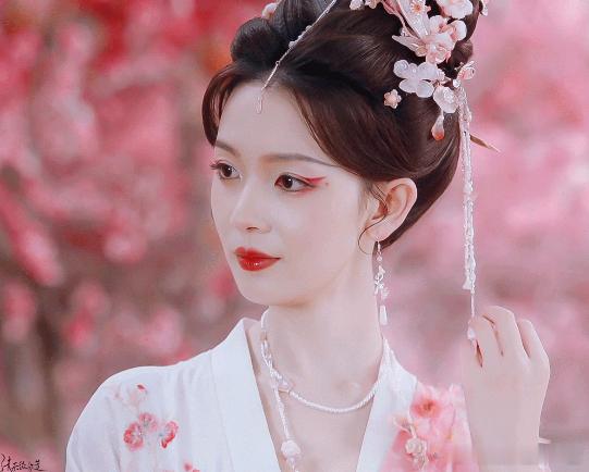 陈瑶穿得越粉下手越狠水龙吟看着陈瑶穿着粉嫩衣服的样子，谁能想到她居然是个心机十足