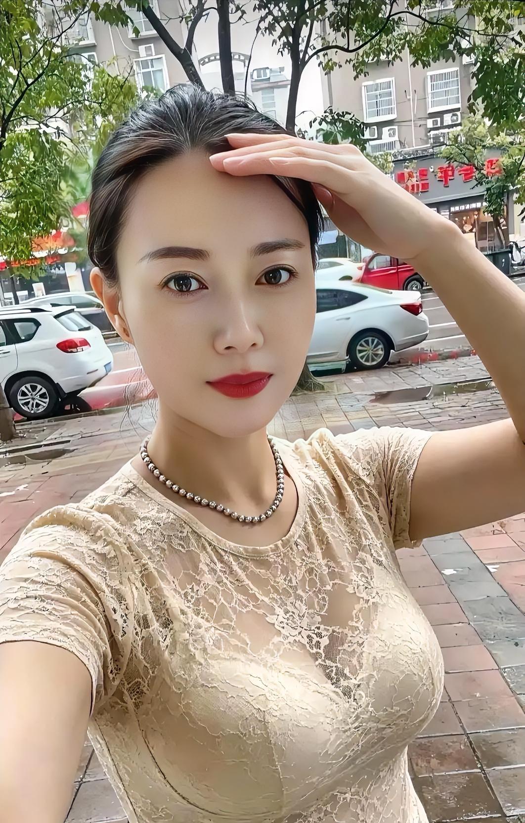 街角的风轻抚过发梢，蕾丝裙摆藏着夏日的温柔。珍珠项链映着雨后清新的光，