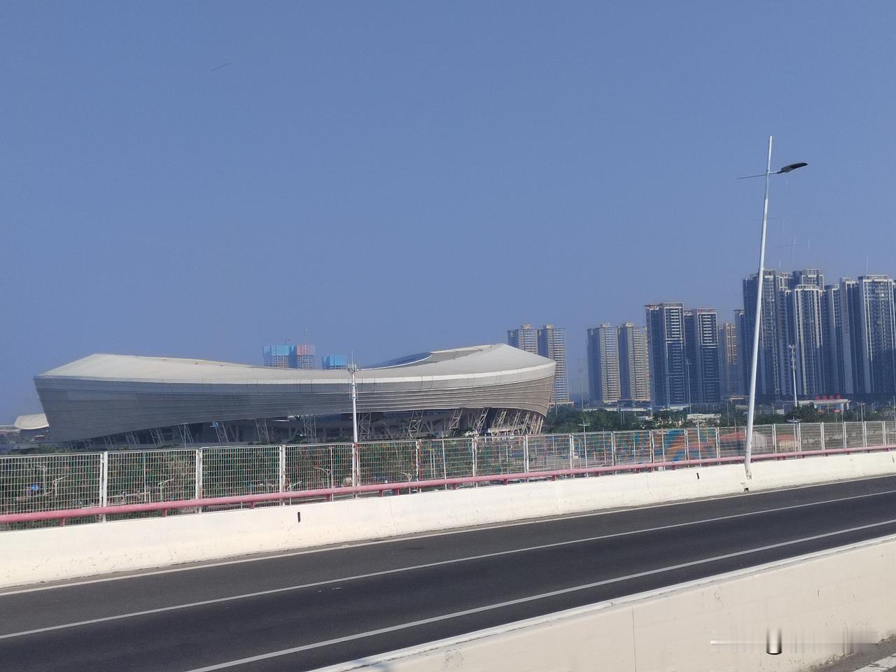 湛江奥体中心是湛江湾东海岸的地标建筑物，经过十年的发展，奥体中心周边的楼盘越来越