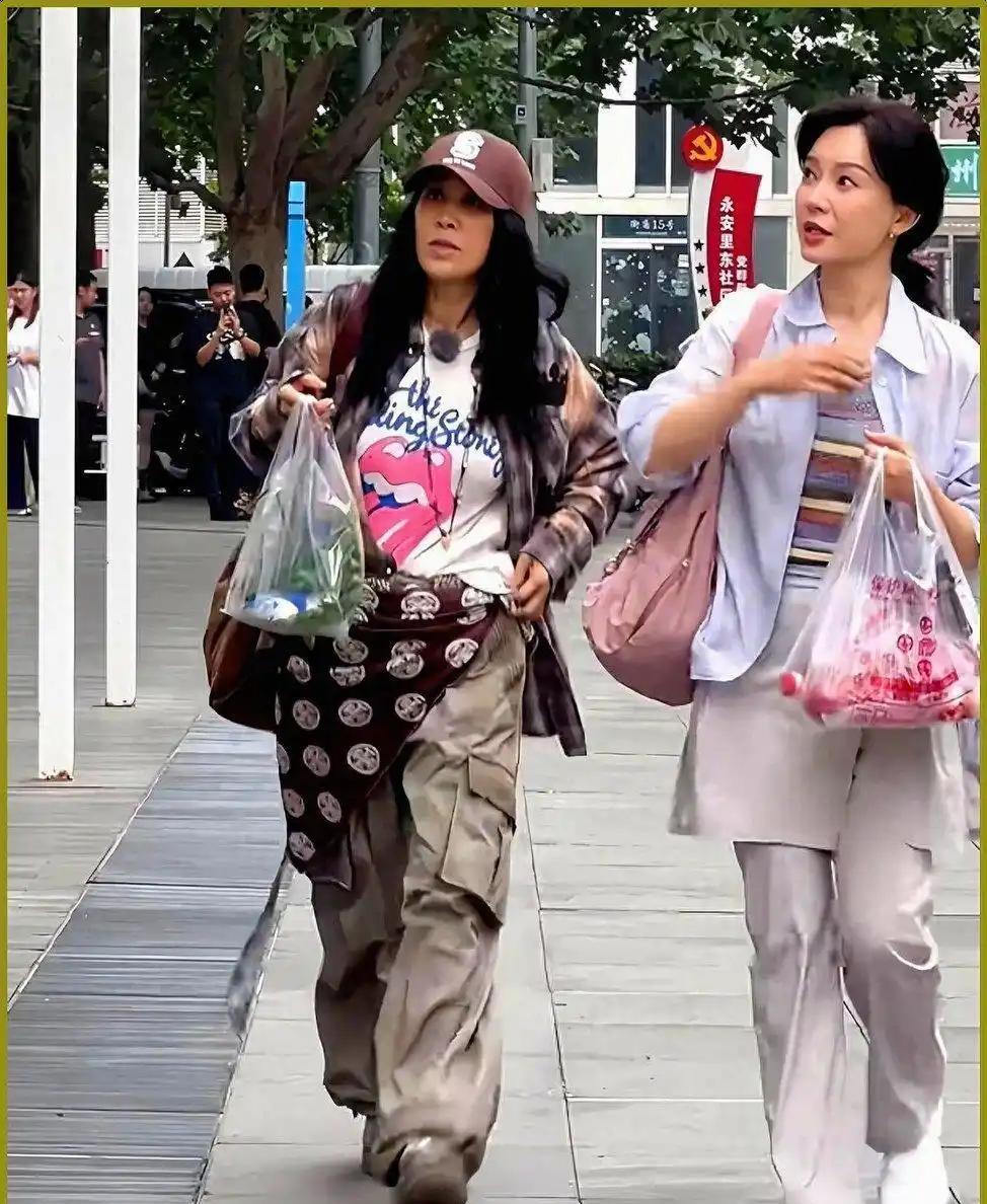 那英：这菜买得可真不少，咱俩这是要开饭馆啊？陈数：你非要拉着我逛菜市场，说没有