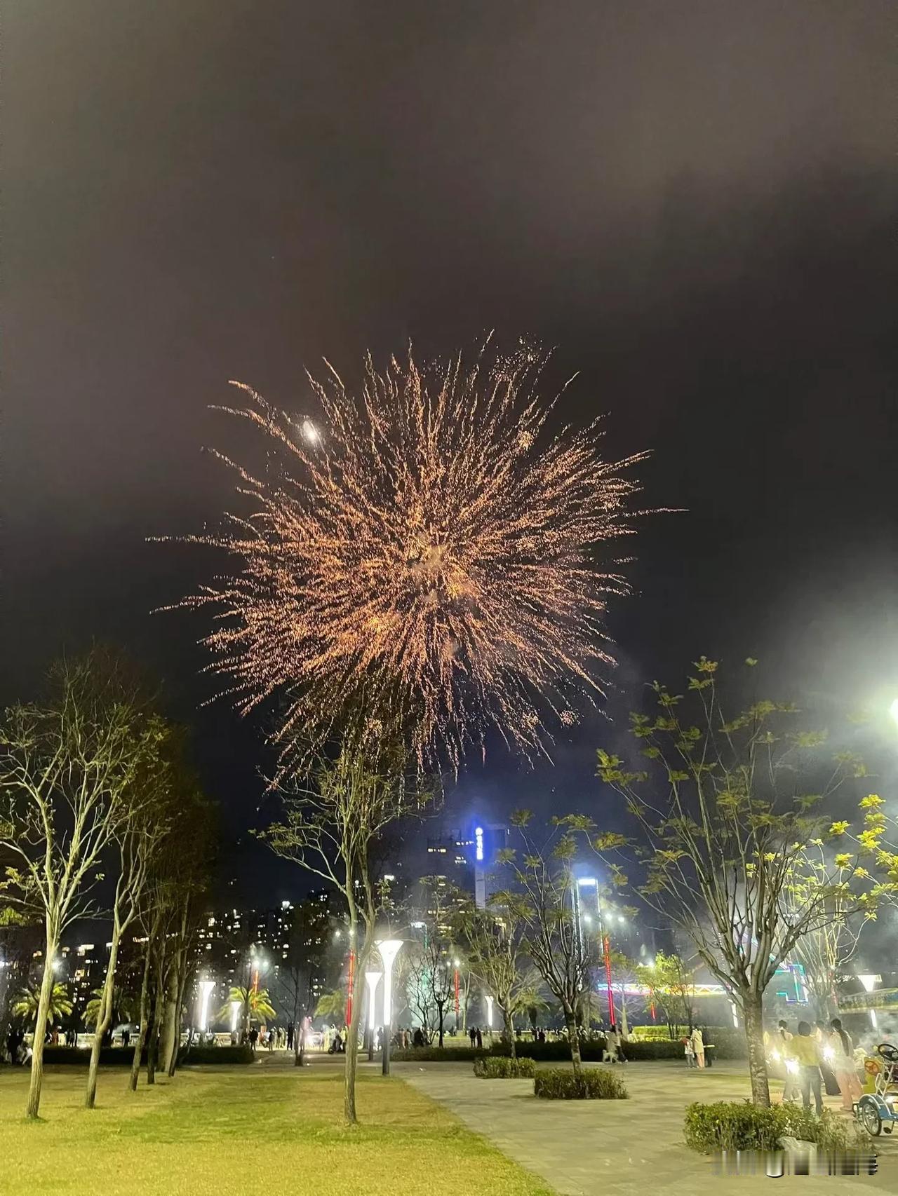 气死我了。媳妇次次让我没面子，第一次去见准亲家，进门亲家递给她拖鞋，她摆摆手说有