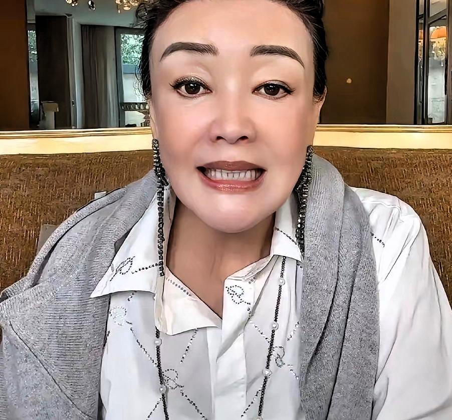 兰姐直播说，生意不易人心聚兰姐直播中，她对大家说，不要多担心，心里很稳的，大家