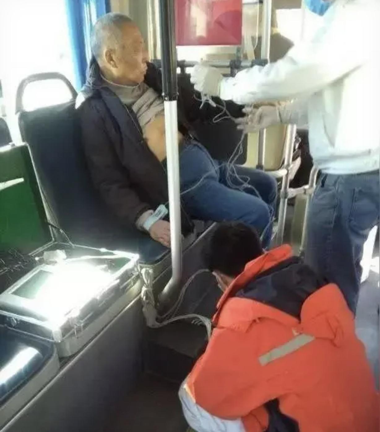 “讹天讹地讹空气！”上海，8旬老人坐公交，上车2分钟就擦汗、喘气，还没买票竟靠在