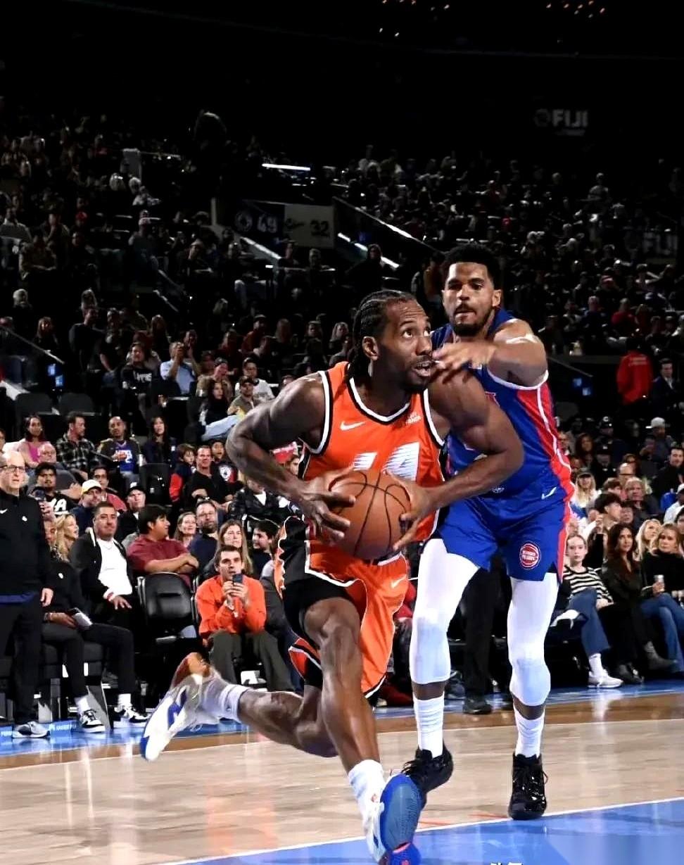 那副担子，兜兜转转，最后还是压回到了那个男人的肩膀上。哈登一走，整个球队的气质