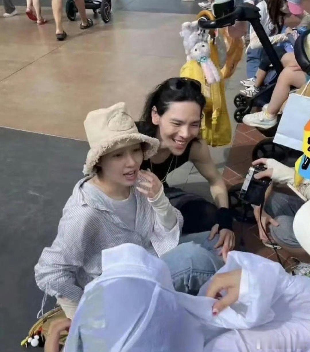 向佐郭碧婷带娃游迪士尼，两人看着挺恩爱的，郭碧婷稍微有点发福，向佐还是长发披肩，