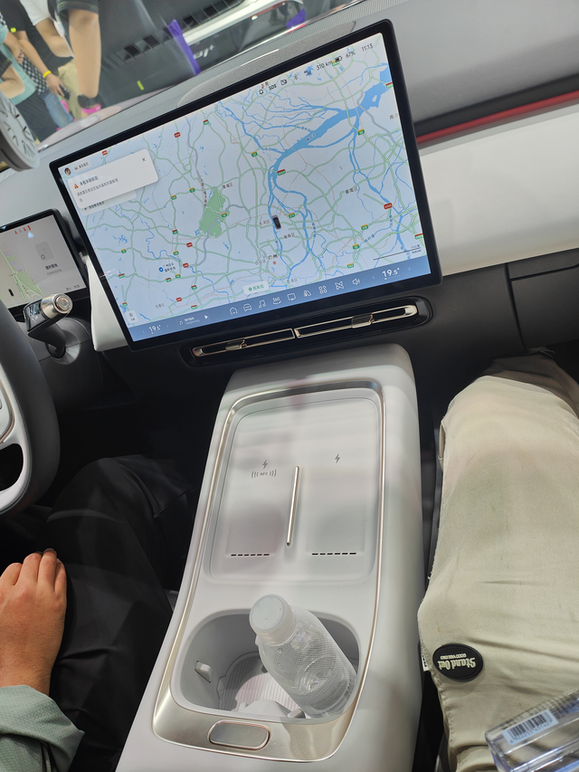 小鹏P7+真不比001差吧1.价格和续航。这俩放一起讲，P7+价格18.68起