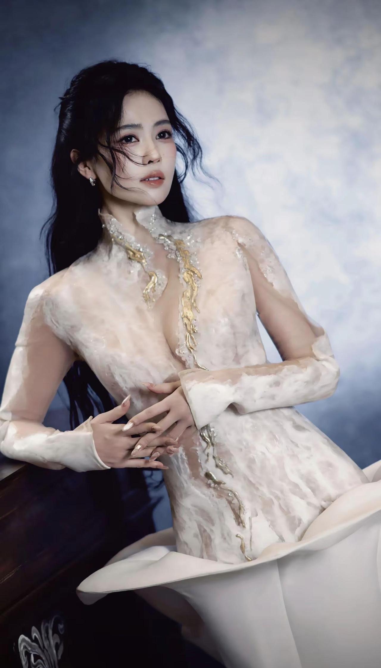 白鹿透纱鱼尾礼服，好美！白裙美神白鹿银白色纱裙造型好美