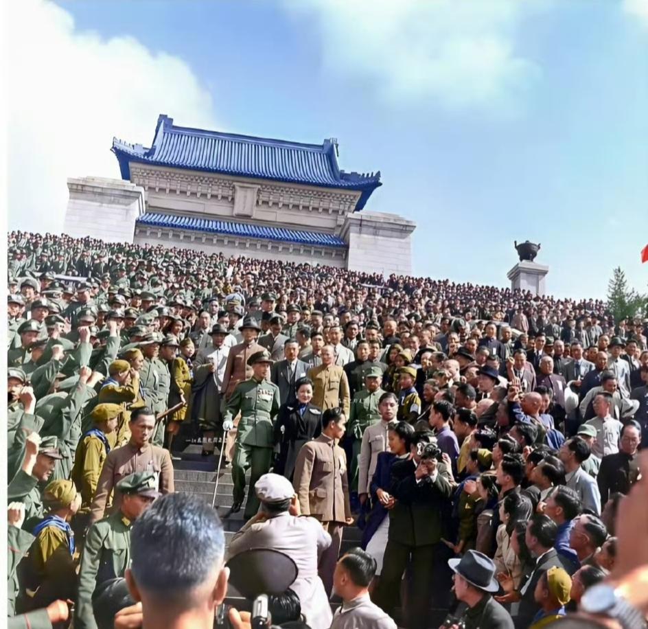 1946年5月5日，蒋介石率领五千多军政要员在中山陵举行了隆重的还都大典。选择5