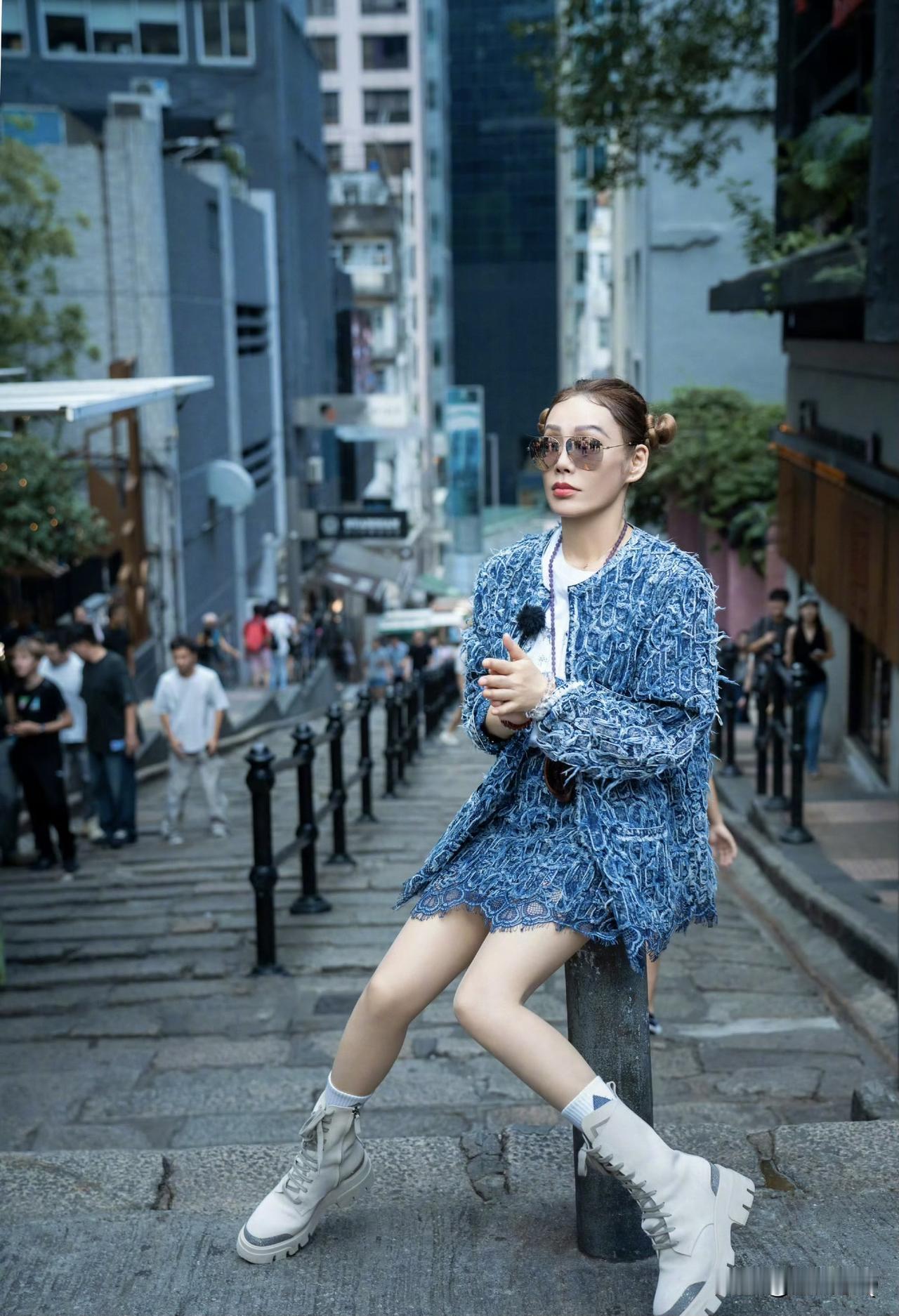 原来宁静的时尚感这么强，53岁的她头扎哪吒头竟然有一丝丝俏娇感。