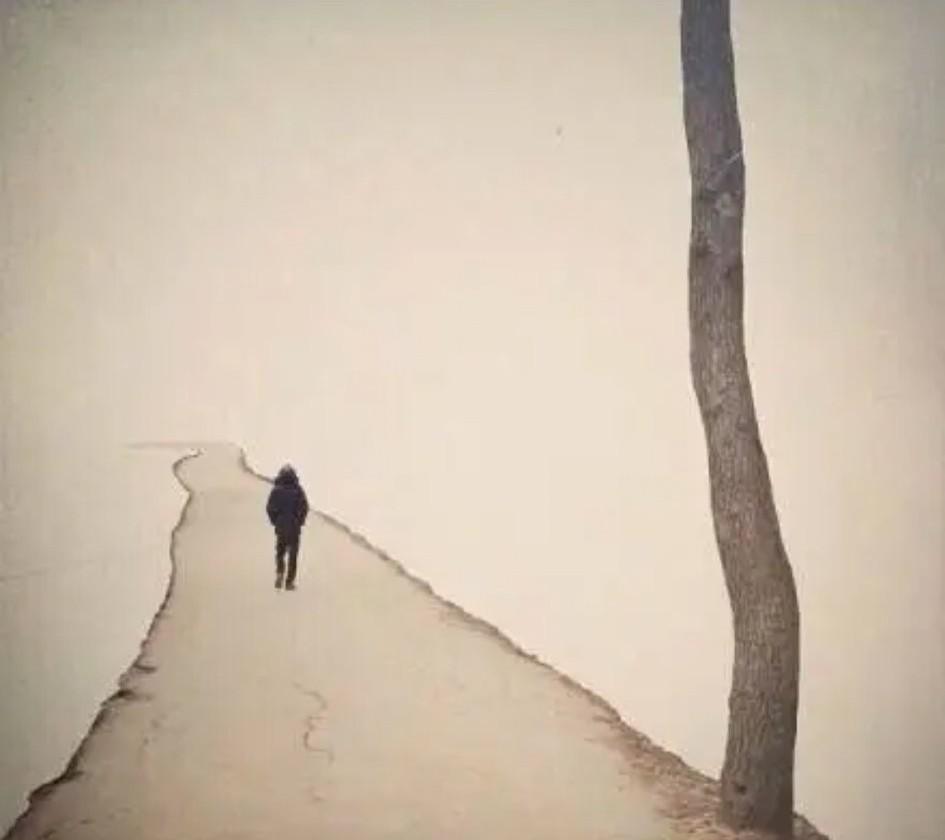 凡是给邪恶野蛮站台的，朋友会越来越少，路越走越窄。如果没有一点私心杂念，有一点自