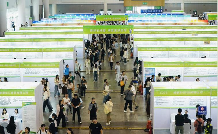 央企HR先急了。2026秋招开启首日，某央企宣讲会现场挤爆，投递系统崩了半小