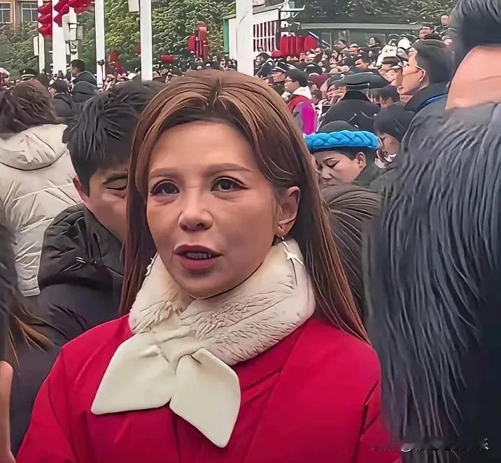 朱迅生图已经暴露了年纪，她总是喜欢少女穿搭，大红色衣服搭配兔子耳朵围巾，染金发纹