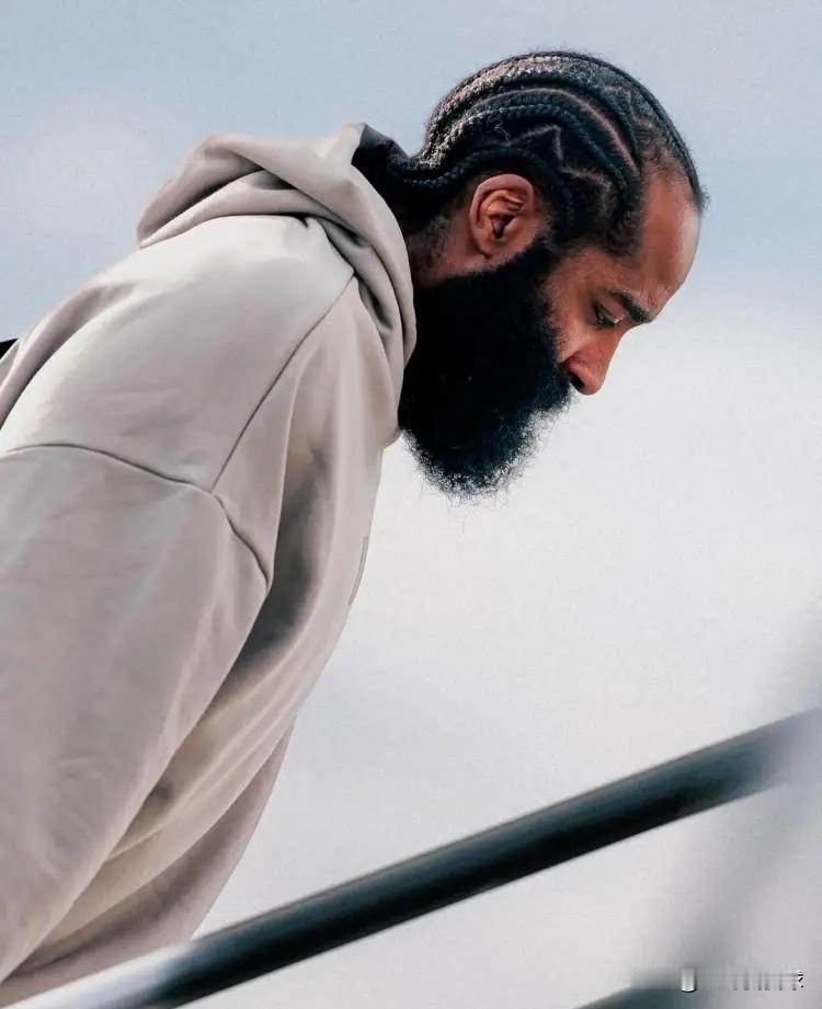 骑士超级新援哈登真是太仗义了！在被快船交易到骑士之后，哈登接受了媒体的采访，他这