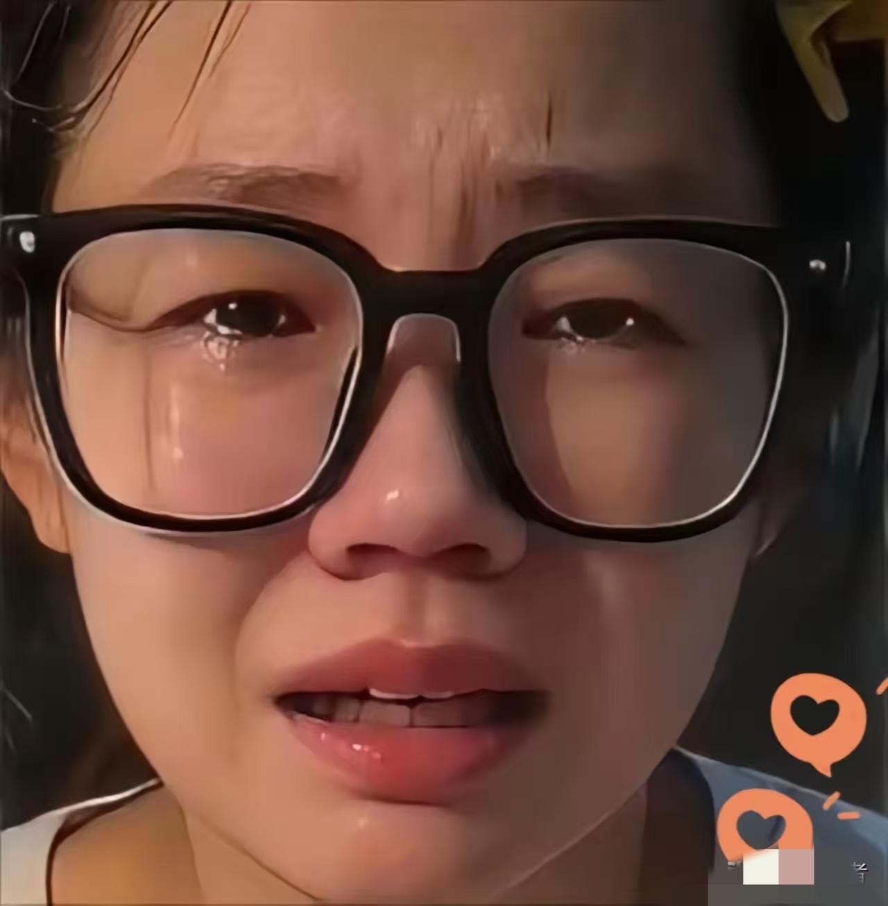 摸臀事件当事人又落泪了。近日她情绪崩溃，在镜头前当众哭了出来。她坦言，自己至今