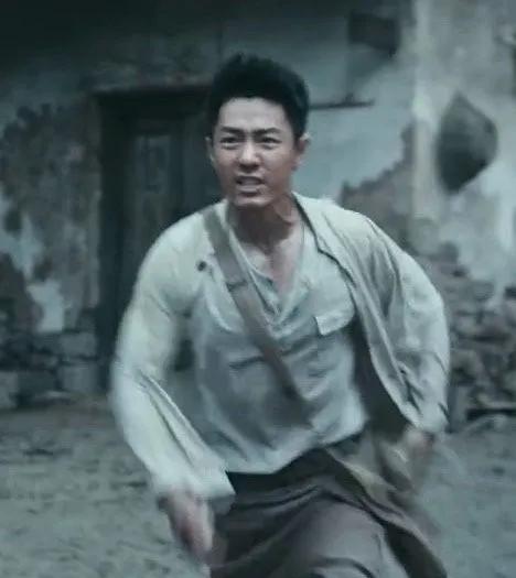 我把图三拿给我身边的人看，没有一个认出来这是肖战。他在预告里那几句台词我竖着