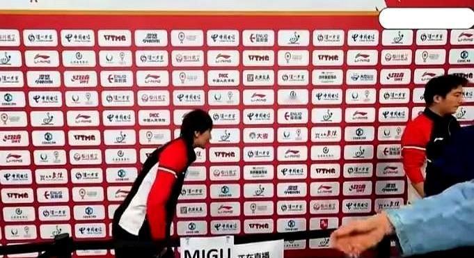 176cm的世界冠军啊弯腰钻80cm的栏杆呢梁靖崑在旁边挡着采访——这哪是