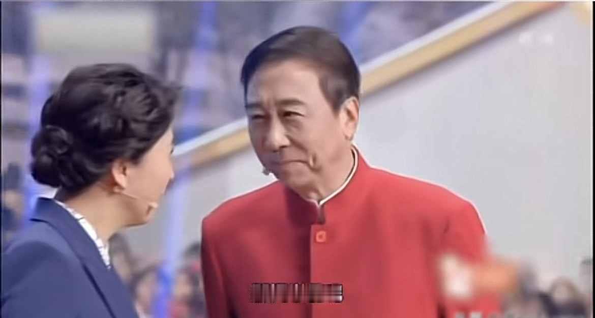 冯巩的“神预言”，正在变成现实。去年那档综艺里，他用“鸡精味精大蒜精”的玩笑，