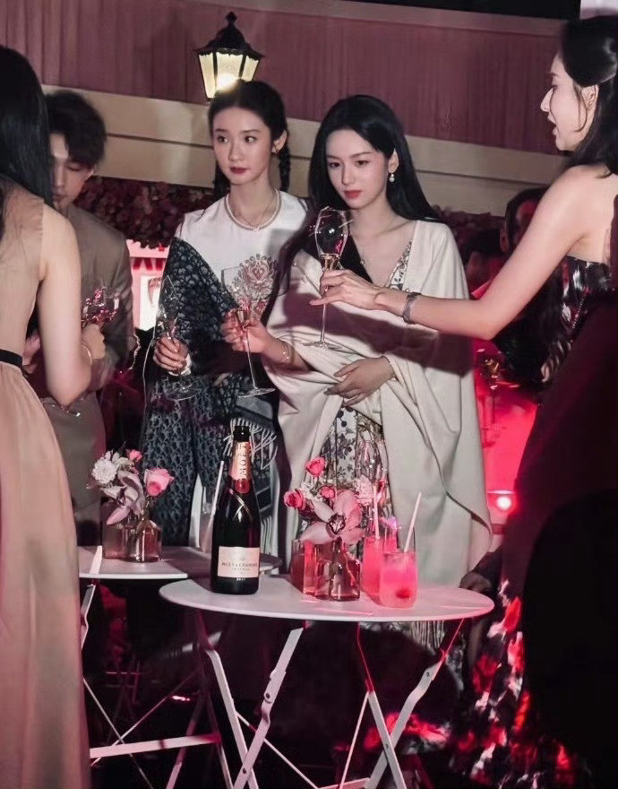 终于理解了霸总为什么总能在人群中一眼锁定女主了​​​​​​