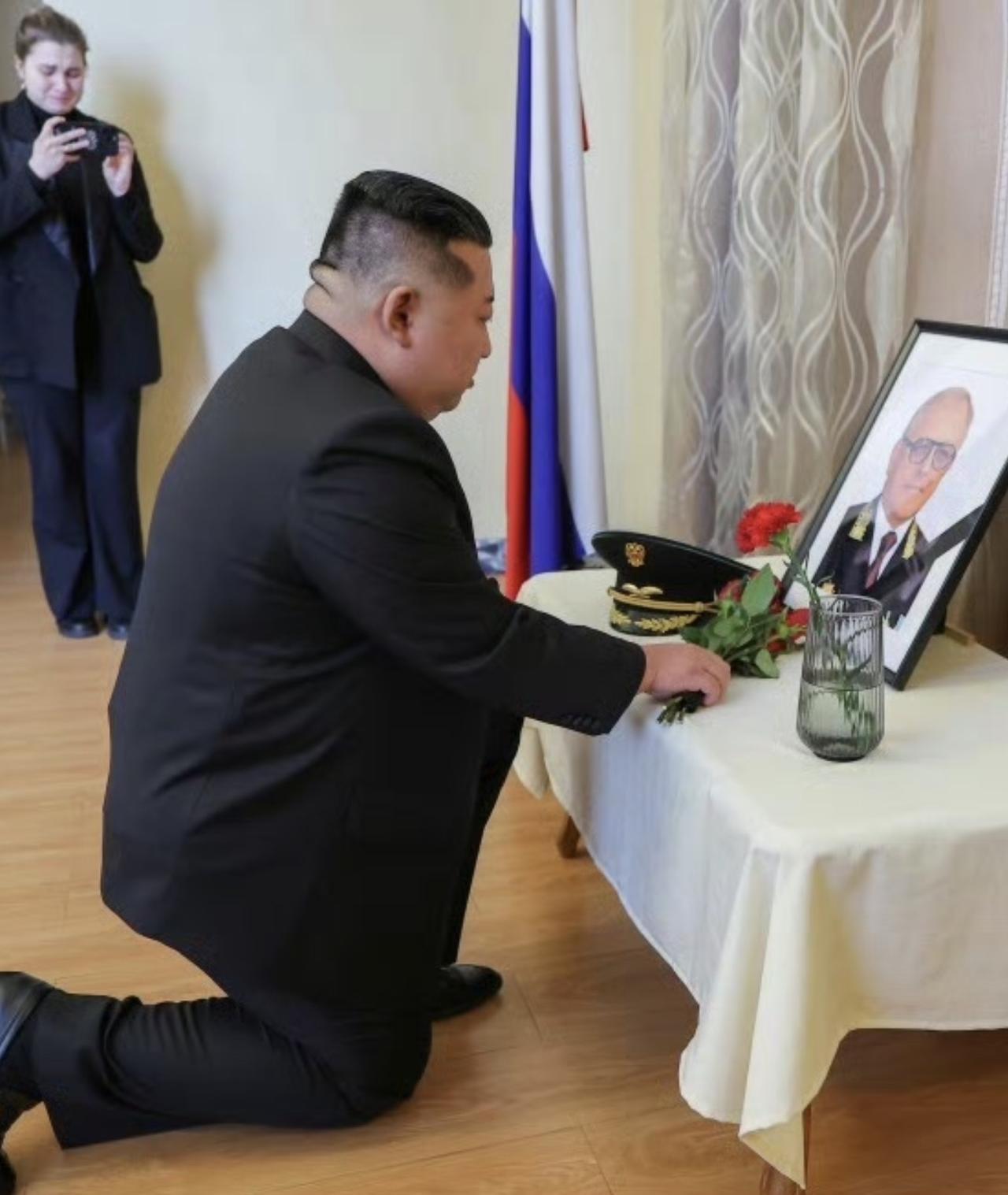 这惊天一跪，表明朝鲜支援俄罗斯打仗，是铁了心的。第一回是，在朝军援俄阵亡将士