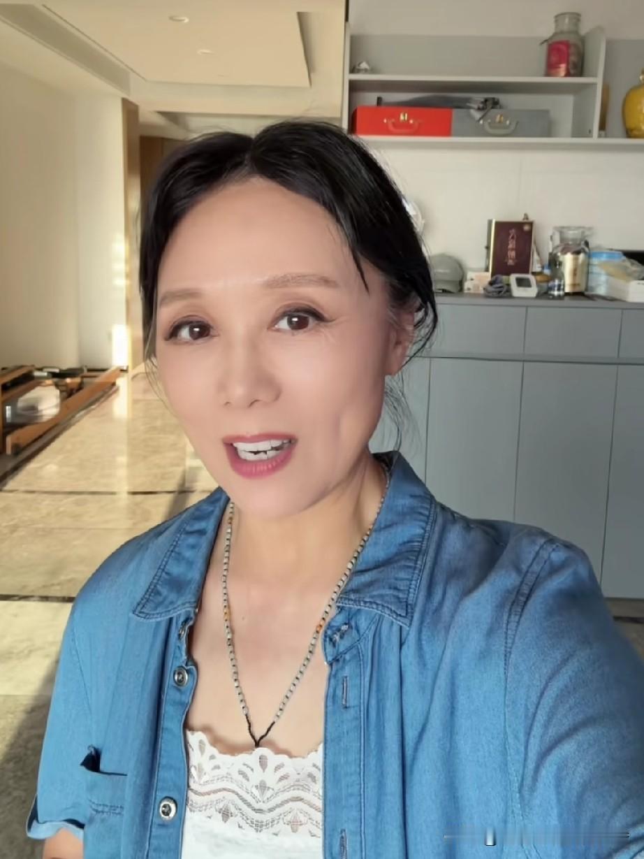 吴琼在视频中提到，大伙都劝她染一头黑发，这样就能和老公更般配，毕竟老公比她小15