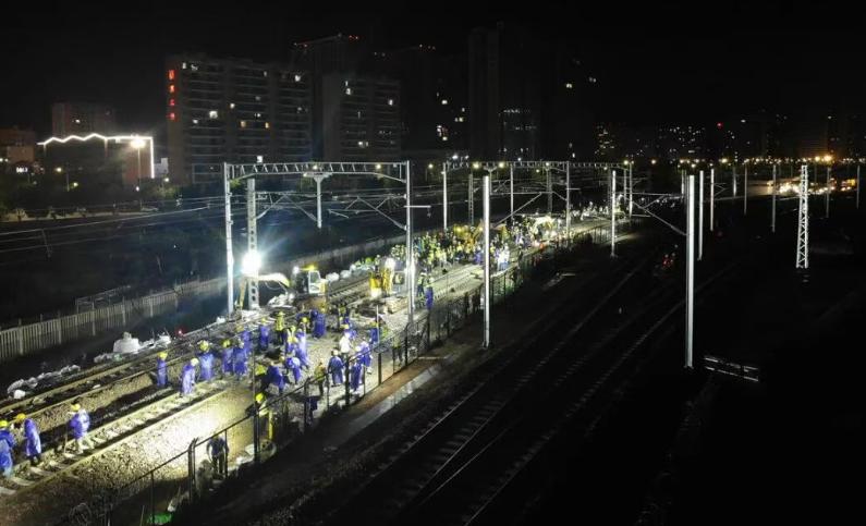 6月12日凌晨的大理，跟游客眼里的慢生活完全是两个世界——大理铁路枢纽的站场上灯