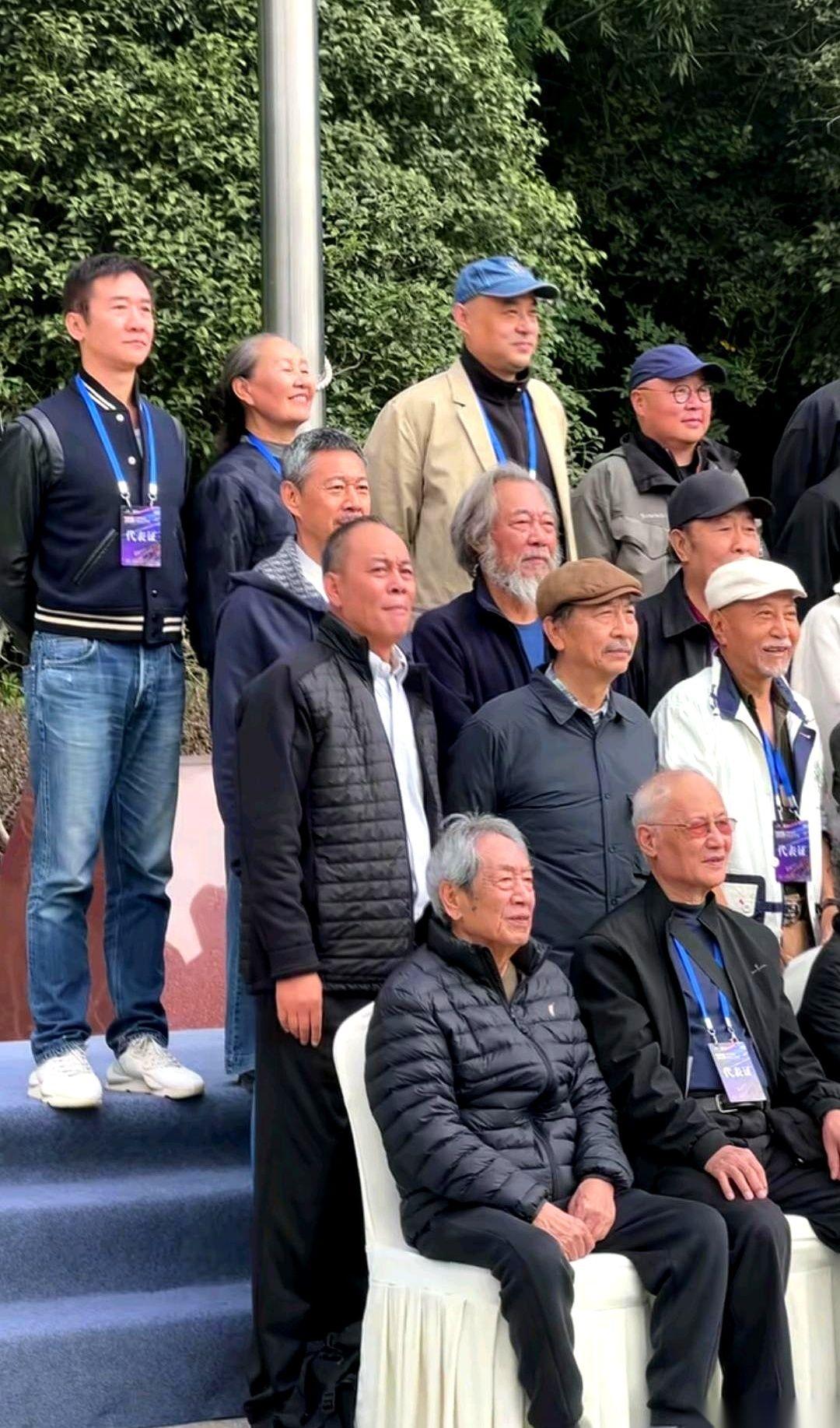 刷到这张照片，我直接愣住了。这哪里是一张合影啊，这分明是中国半部电视剧史站在一