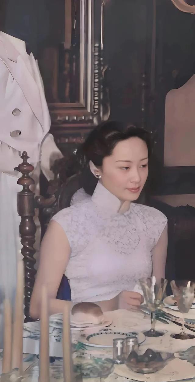 这是宋子文妻子张乐怡的一张罕见照片！张乐怡身穿短袖旗袍，气质优雅，端庄美丽！张乐