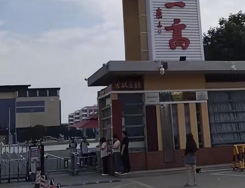 河南平顶山一名年仅28岁的女生，在当地最好的高中当老师，人长的漂亮，工作稳定而且