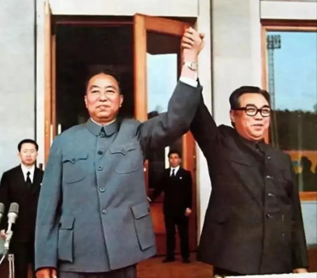 这是1978年，华国锋同志访问朝鲜时，其左手与金日成右手紧握，高高举起的动人场景