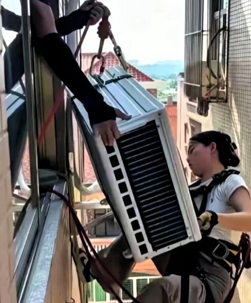 火上人民日报了！广东一男子买了空调，来安装的是一对二十多岁的年轻夫妻。可他万万没