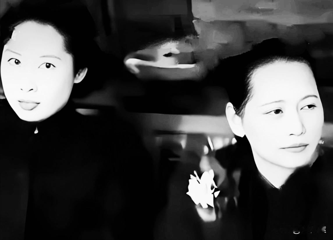 这是宋庆龄和王光美在1949年开国大典上的珍贵合影。天安门城楼风打在人脸上