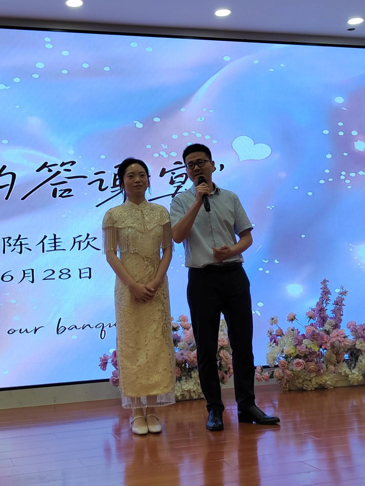 今天参加了朋友女儿的荅谢婚宴朋友的爱女择得佳婿，婚礼前些日子已经办过了。但是朋