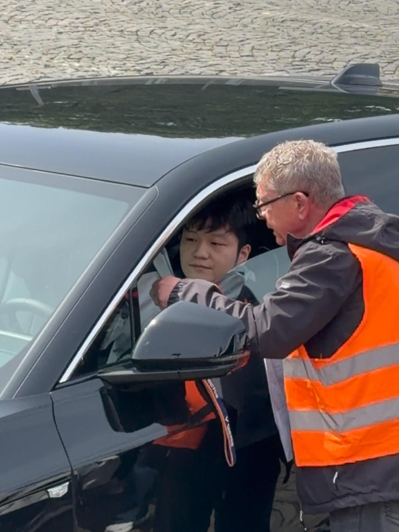 樊振东很可爱啊，这是真的让人敦厚！开车和大爷交流，感觉突然蒙了，呆呆的样子但是