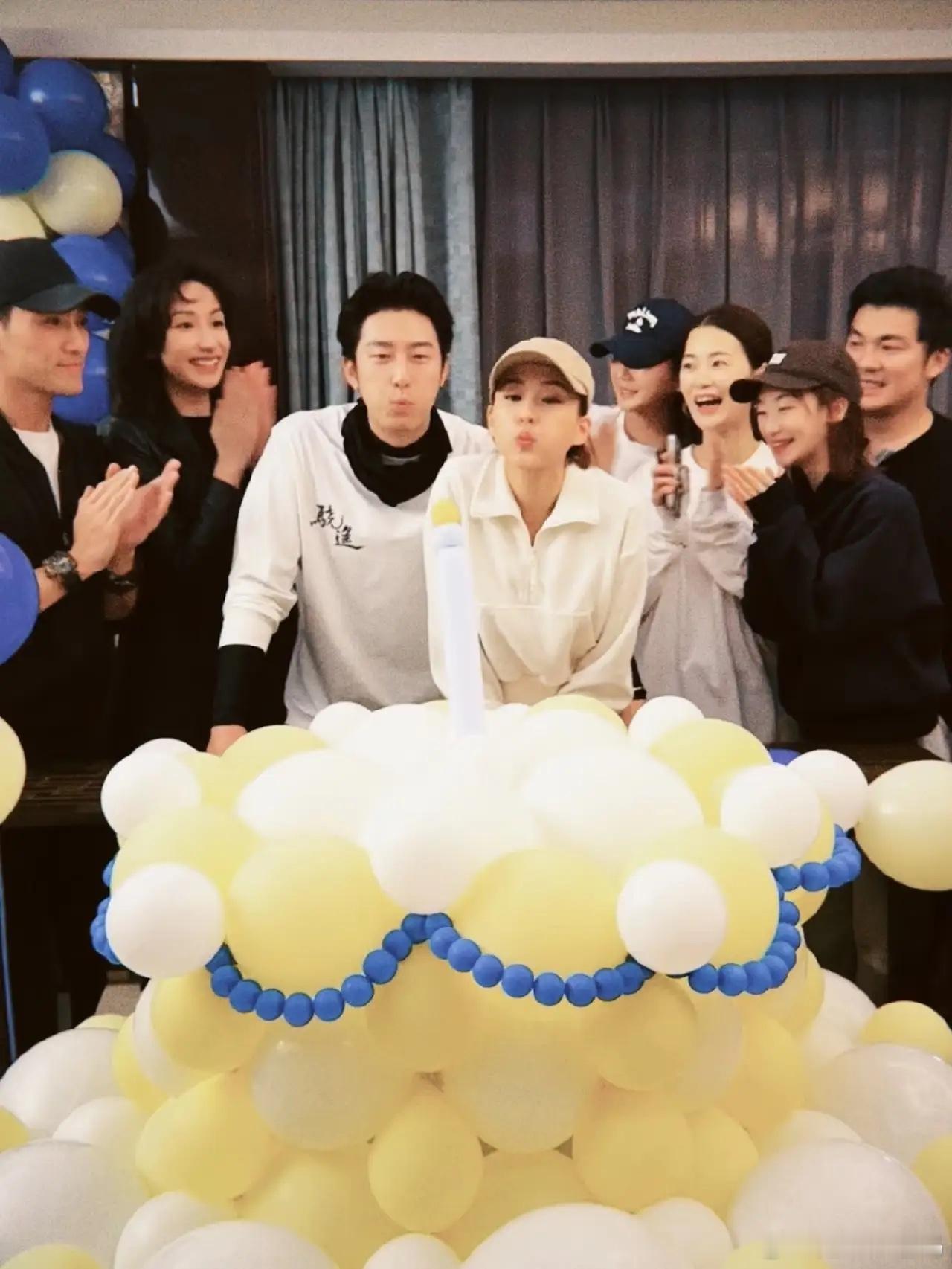 何超莲为窦骁准备生日惊喜，小两口感情升温，还是挺甜的！