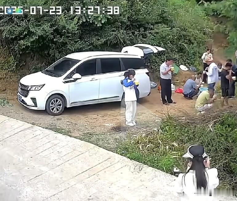 7月23日，贵州盘州，一大家子20多口人来一鱼塘边野炊垂钓，鱼塘老板没有叮嘱任何