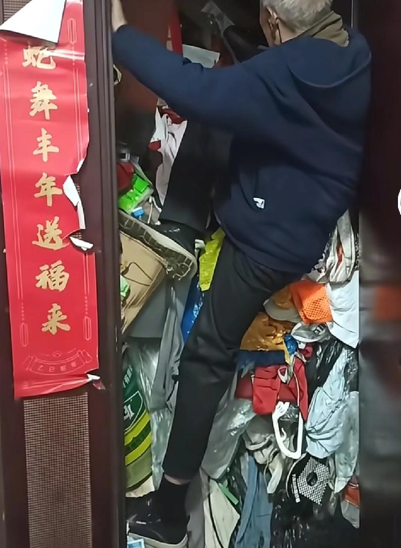 这样的邻居，谁碰谁头疼江苏省淮安市一家小区就遇到了这样一个邻居老爷子一个人住
