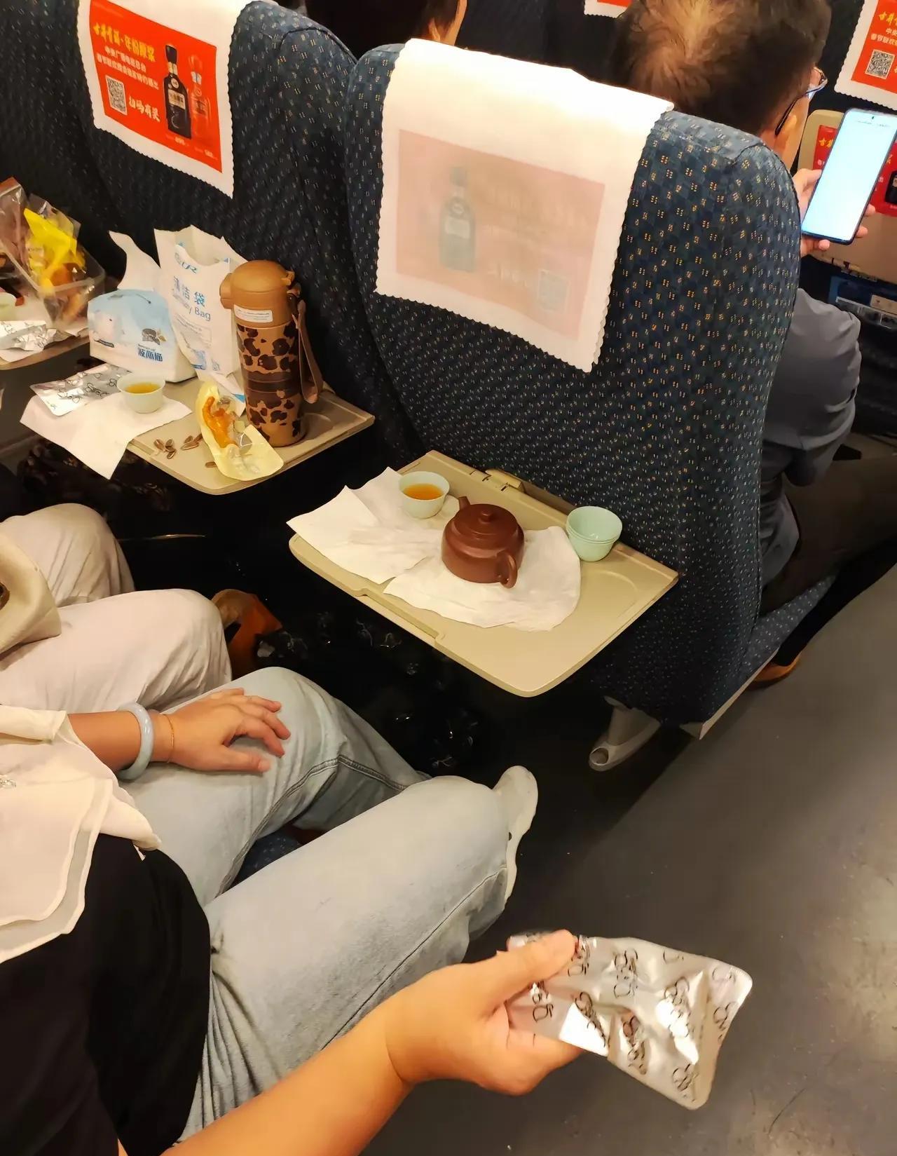 在高铁上遇到，估计这是潮汕地区的人吧。听说潮汕人，一天三顿都离不开喝茶的，茶就