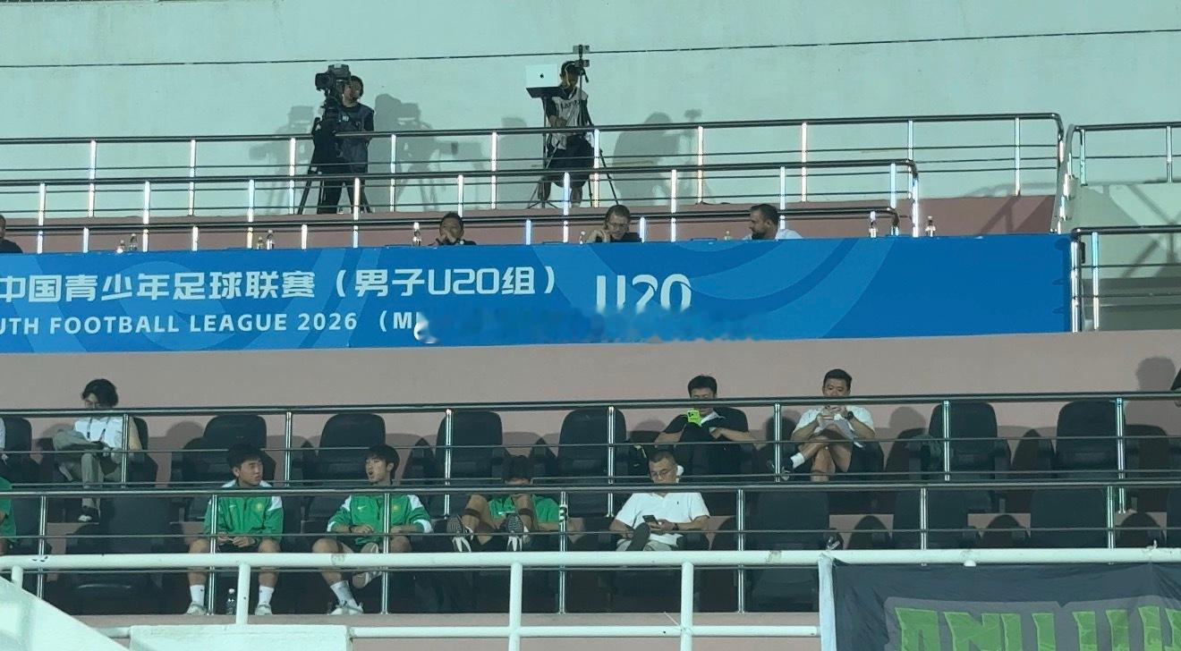 国安U20新帅海纳·巴克豪斯本场在主席台观战。北京国安​​​