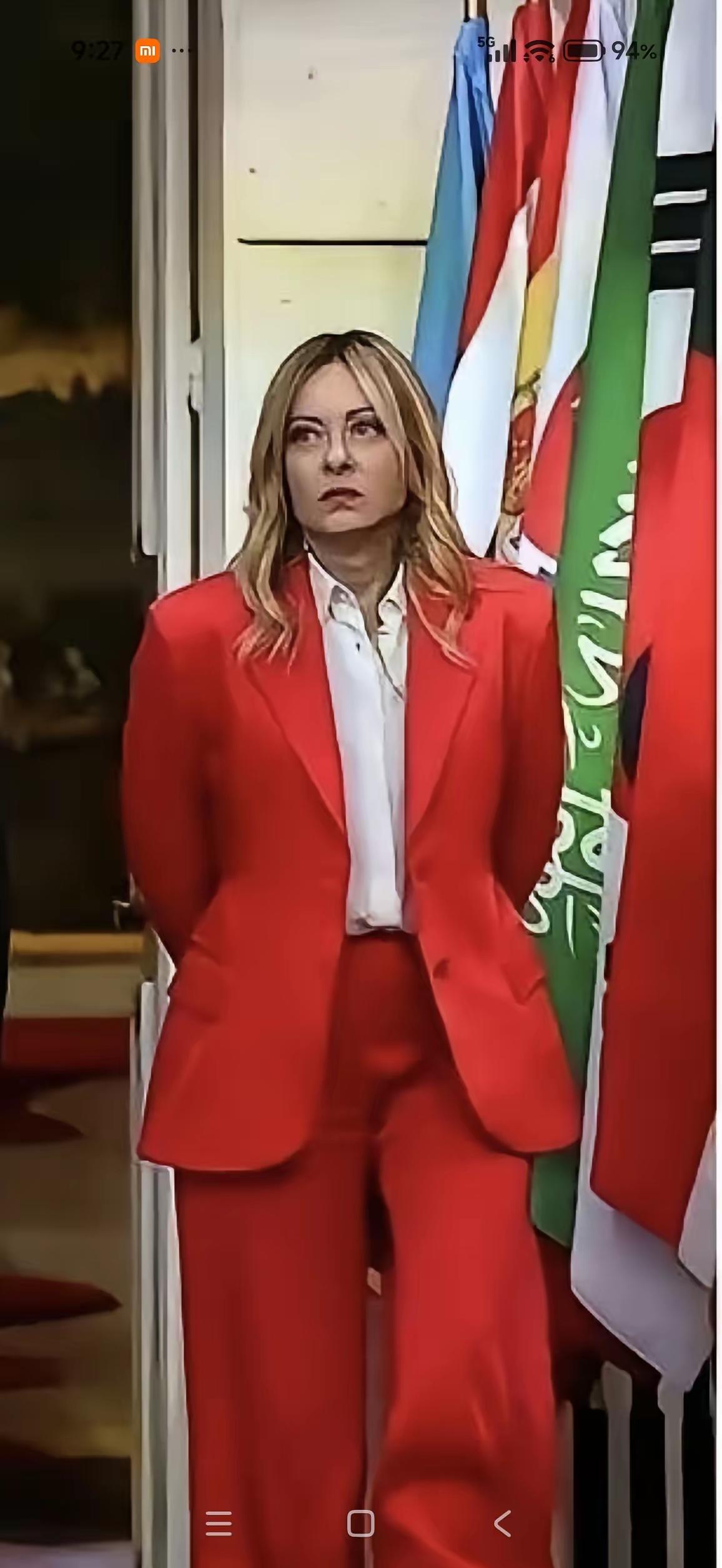 别看意大利女总理梅洛尼身材娇小，能量可大着呢！在一群高大的欧洲男领导人中，她丝毫