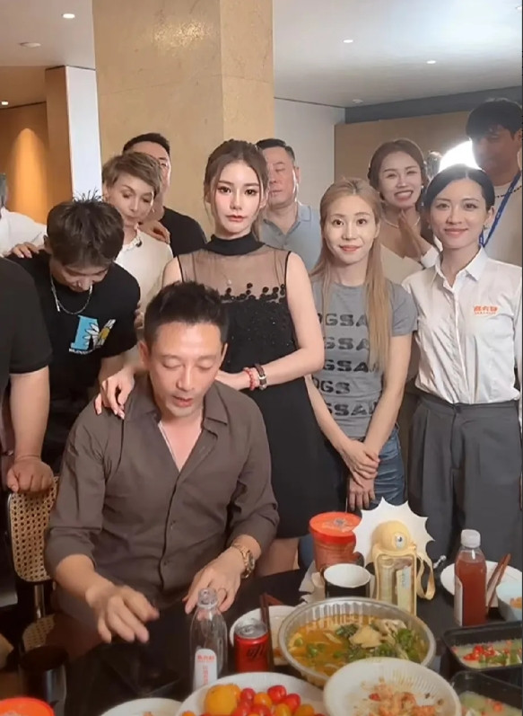 想在回想起汪小菲母子和老S刚见面时的场景，兰姐和S妈说我们小菲是满族人，日后请你