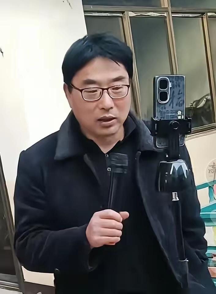 大衣哥这回，完全失算了。千挑万选给闺女找了个老实庄稼汉，想躲开流量，哪知道亲家