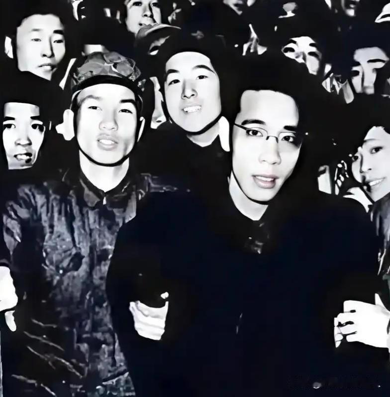1950年，黑心商人王康年将过期变质的止咳糖浆，卖给了解放军，部队发现后，责问他