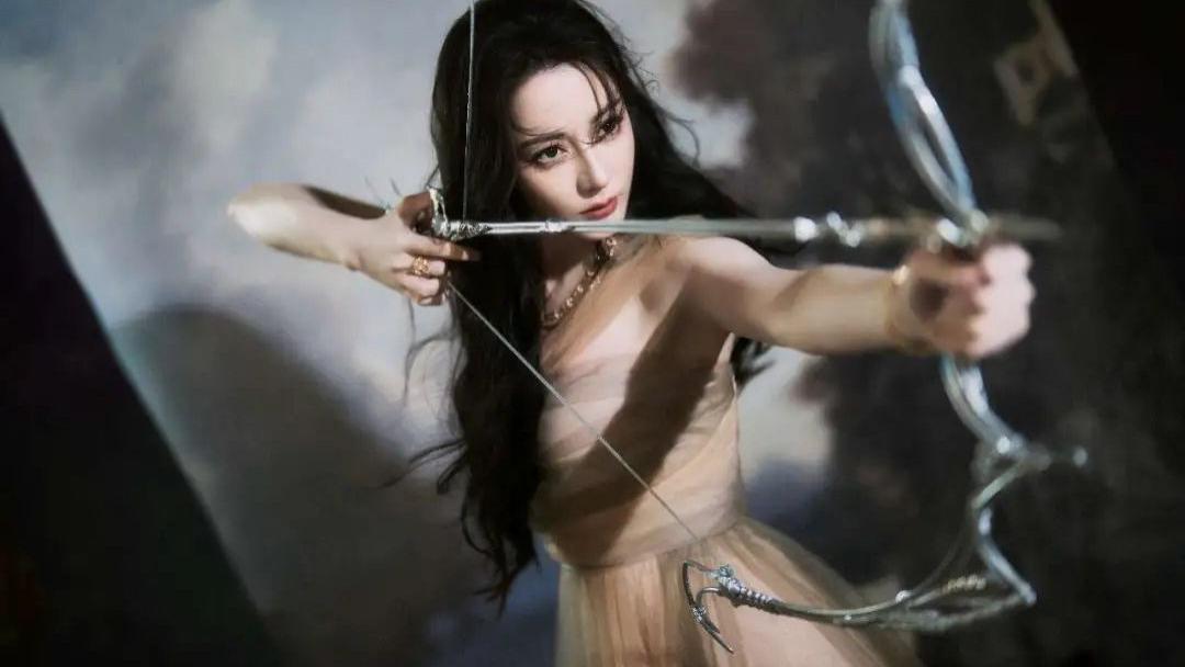 迪丽热巴深V开衩参加SKP迪奥活动,金纱裙加身美艳不可方物!