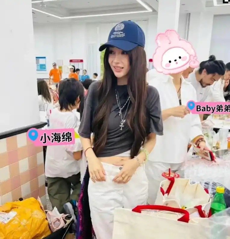 Angelababy带儿子小海绵去马尔代夫，同行的还有海绵舅舅。此行舅舅主要负责